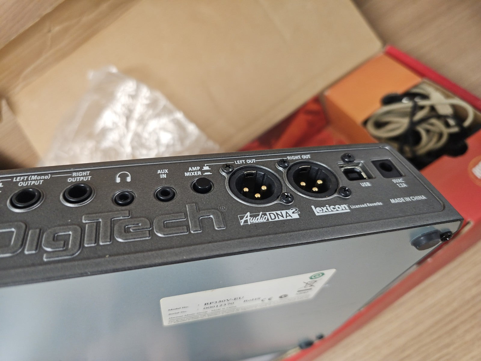 Processeur multi-effets guitare DIGITECH RP350 avec module batterie intégré