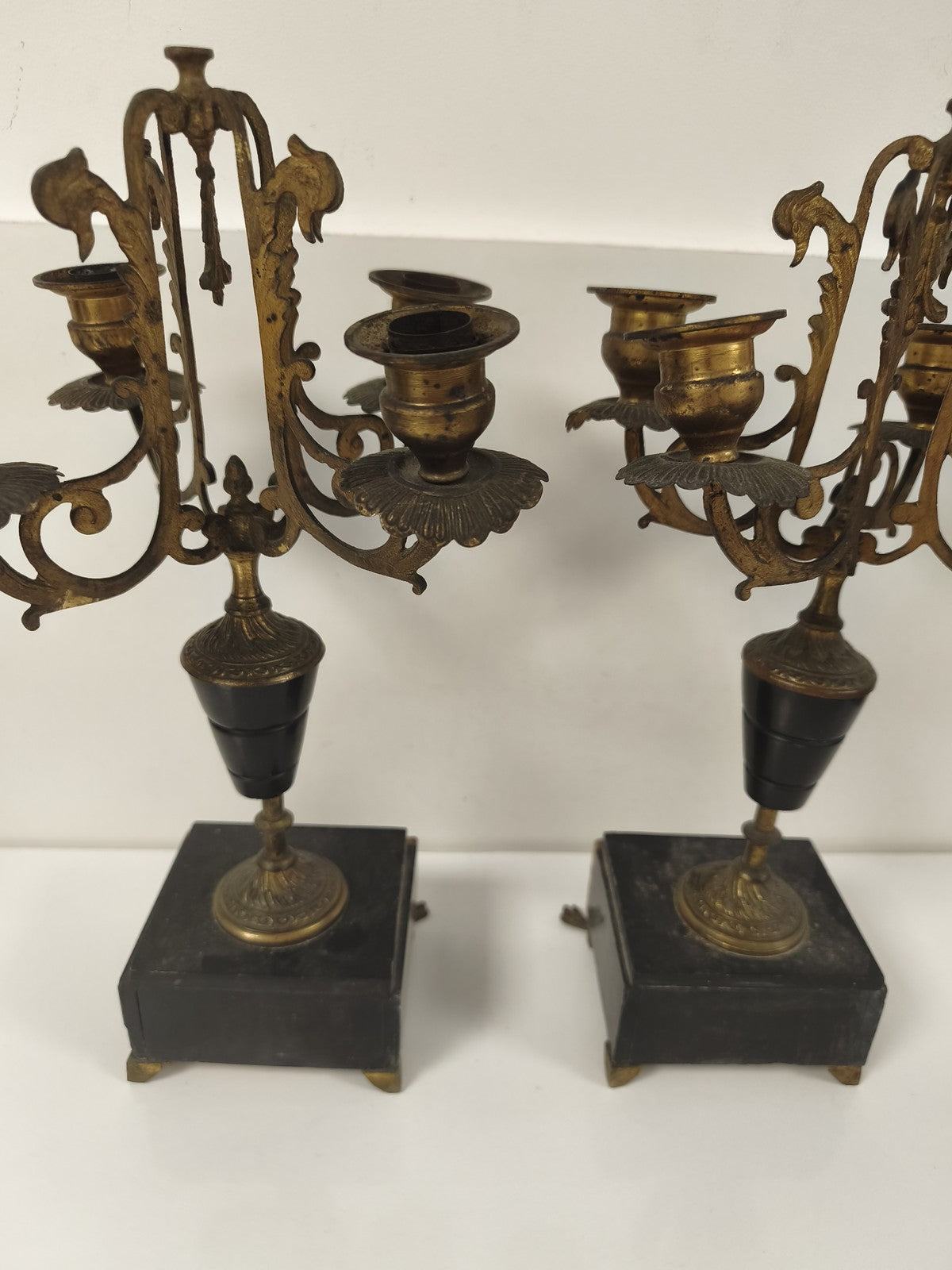 Paire chandeliers Napoléon III bronze doré marbre noir 4 feux volutes