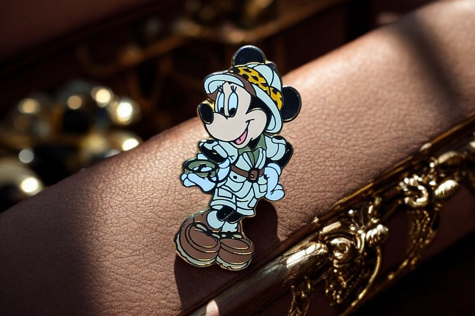 Pin's Minnie Safari Tokyo Disneyland rare vintage badge Disney