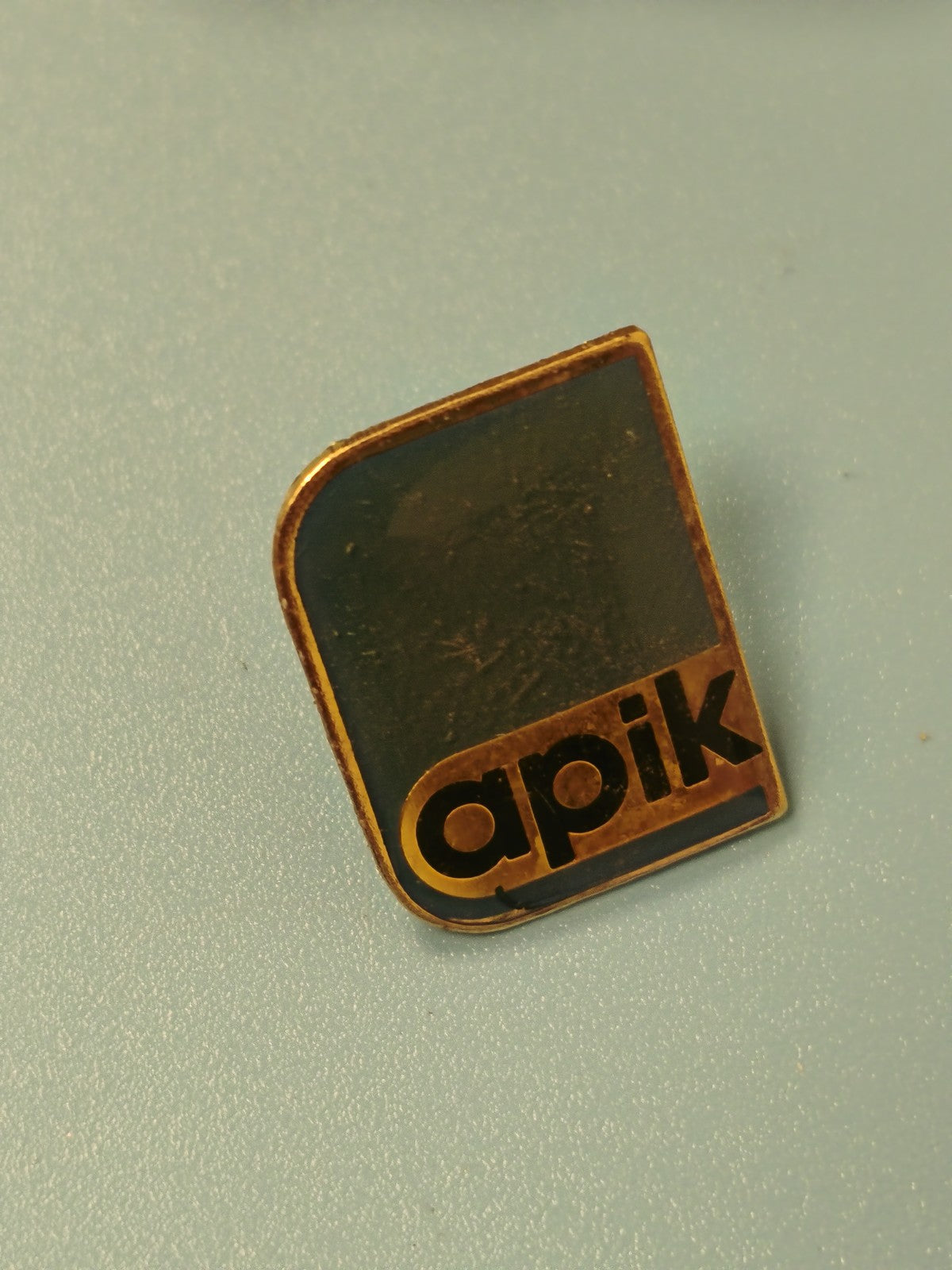 Vintage pin's apik logo ancien, forme géométrique, collection rétro
