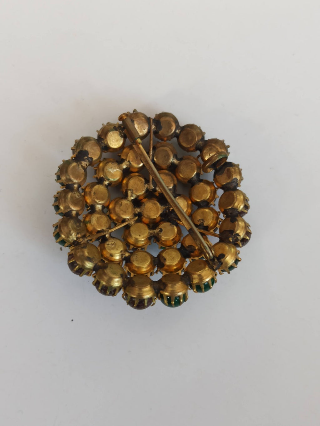 Broche vintage ronde cabochons vert bordeaux dorure métal rétro bijou ancien