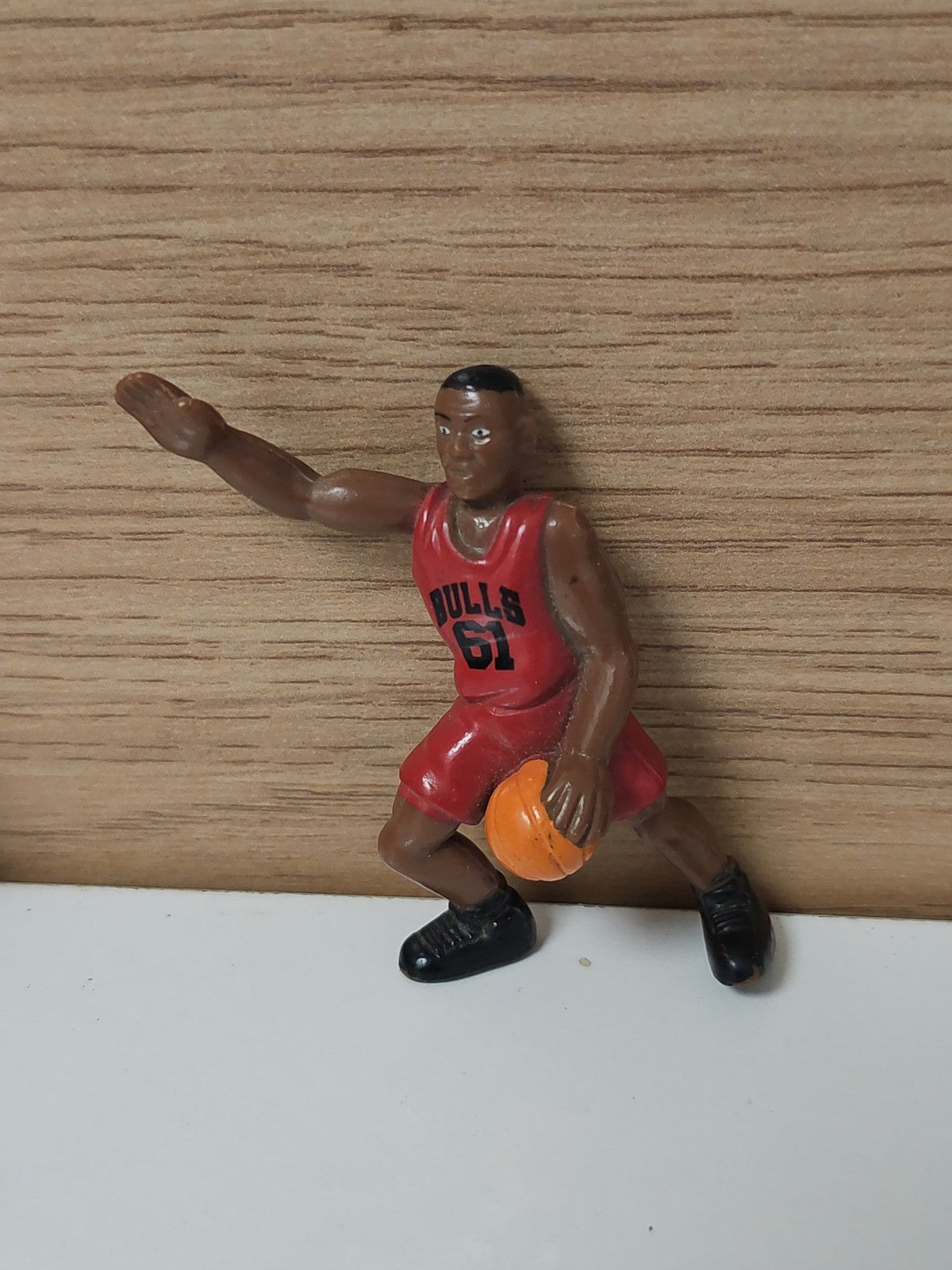 Figurine Kellogg's 1997 Basket NBA ? Jouet promotionnel joueur de basket-ball
