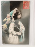 Carte postale ancienne fillette fleurs chapeau dentelle colorisée Bonne Fête CPA