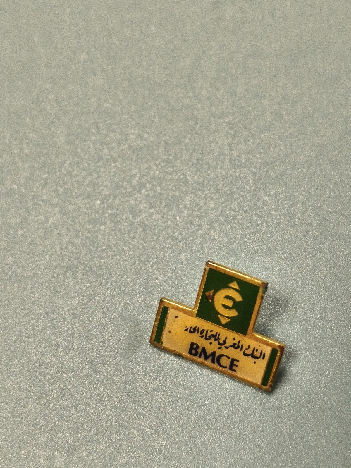 Pin's vintage BMCE logo vert et or, collection banque, ancien badge