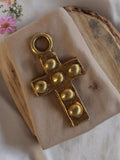 Pendentif croix vintage métal doré relief années 1950 bijou ancien rétro