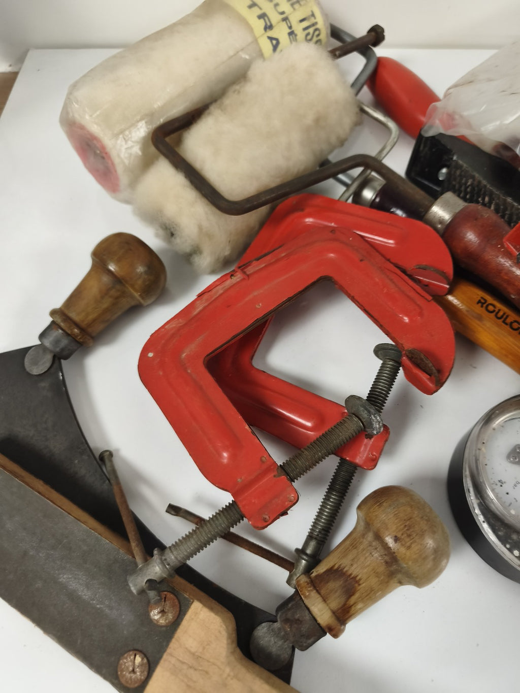 Gros lot d?anciens outils vintage menuiserie bricolage serre-joints rouleaux
