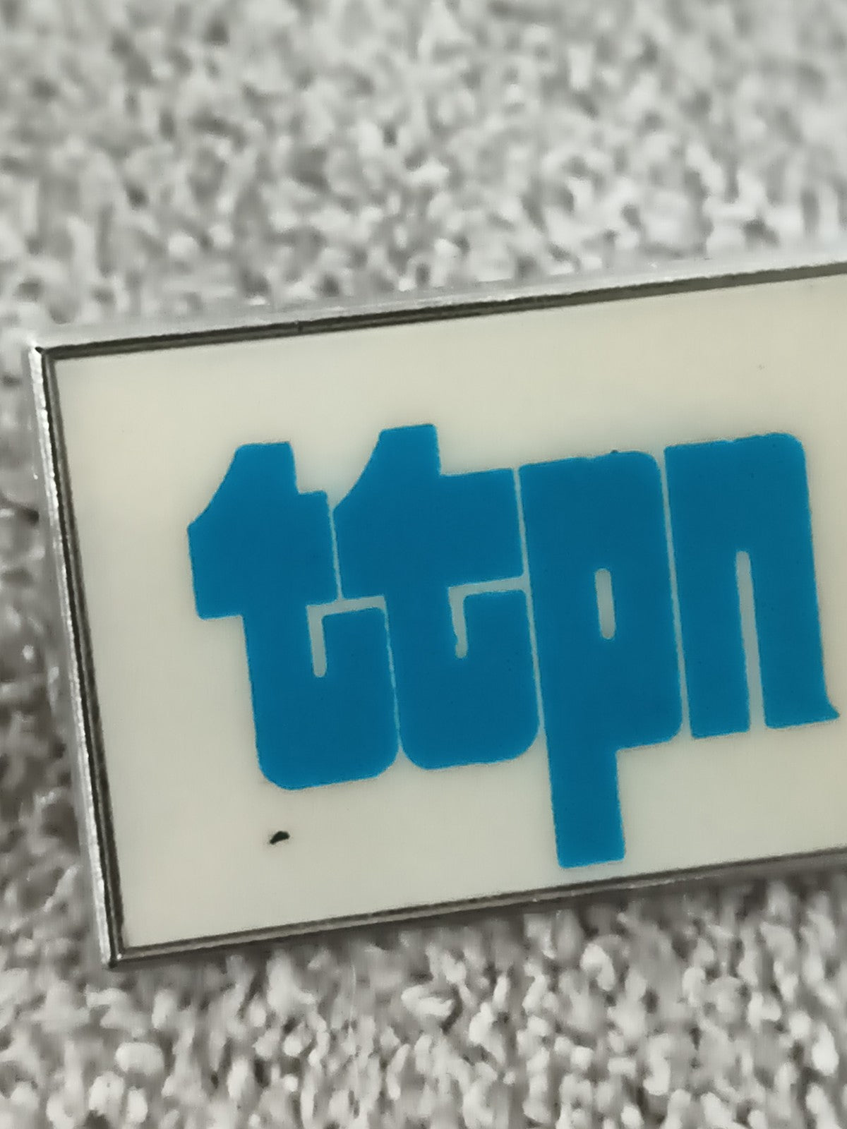 Pin's vintage rectangulaire ttpn logo bleu fond blanc badge ancien (Ref 10)