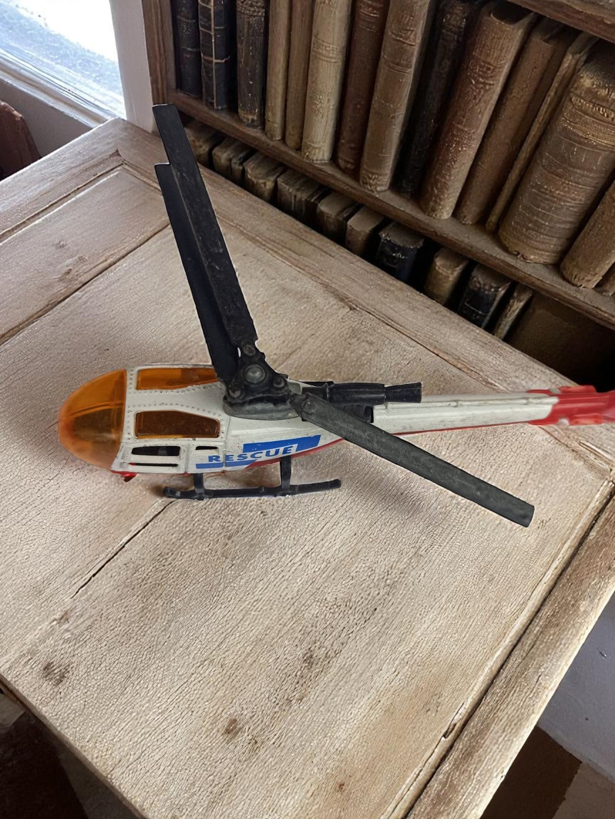 Hélicoptère jouet vintage Majorette Rescue ancien moulé, cockpit orange