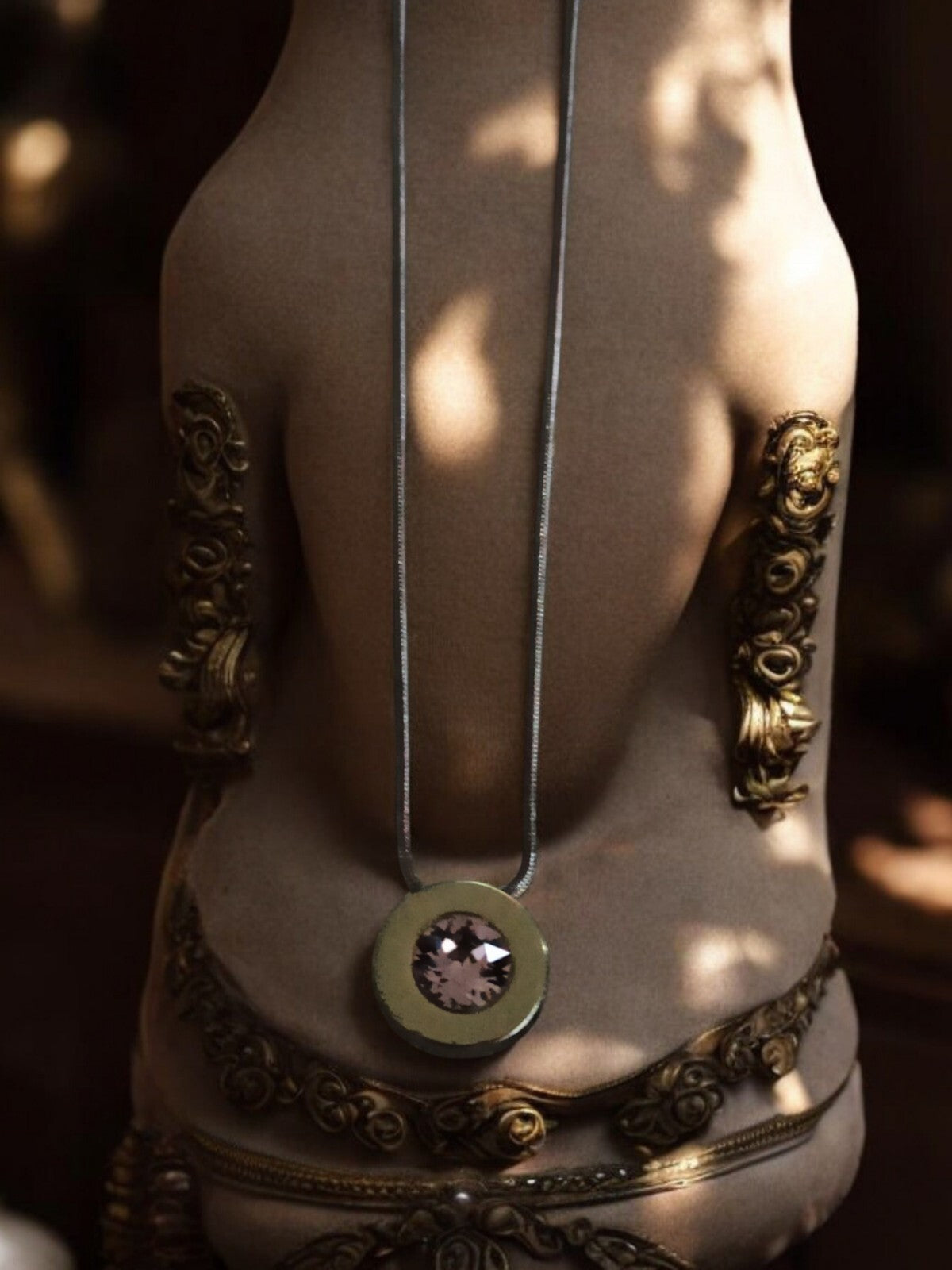 Collier pendentif vintage rond strass clair, bijou fantaisie rétro