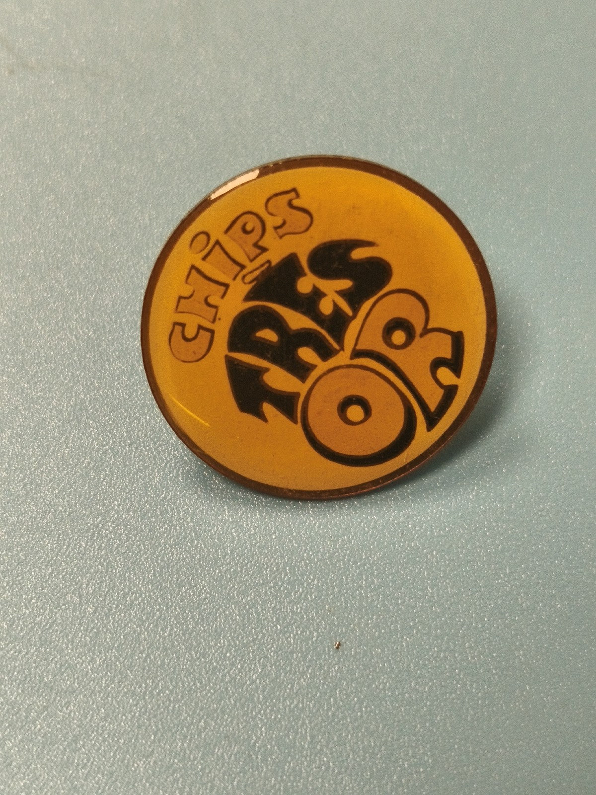 Pin's vintage publicitaire Chips Très Or jaune rond collection années 80 (Ref 14