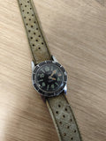 Montre mécanique EVA homme cadran noir chiffres verts bracelet perforé