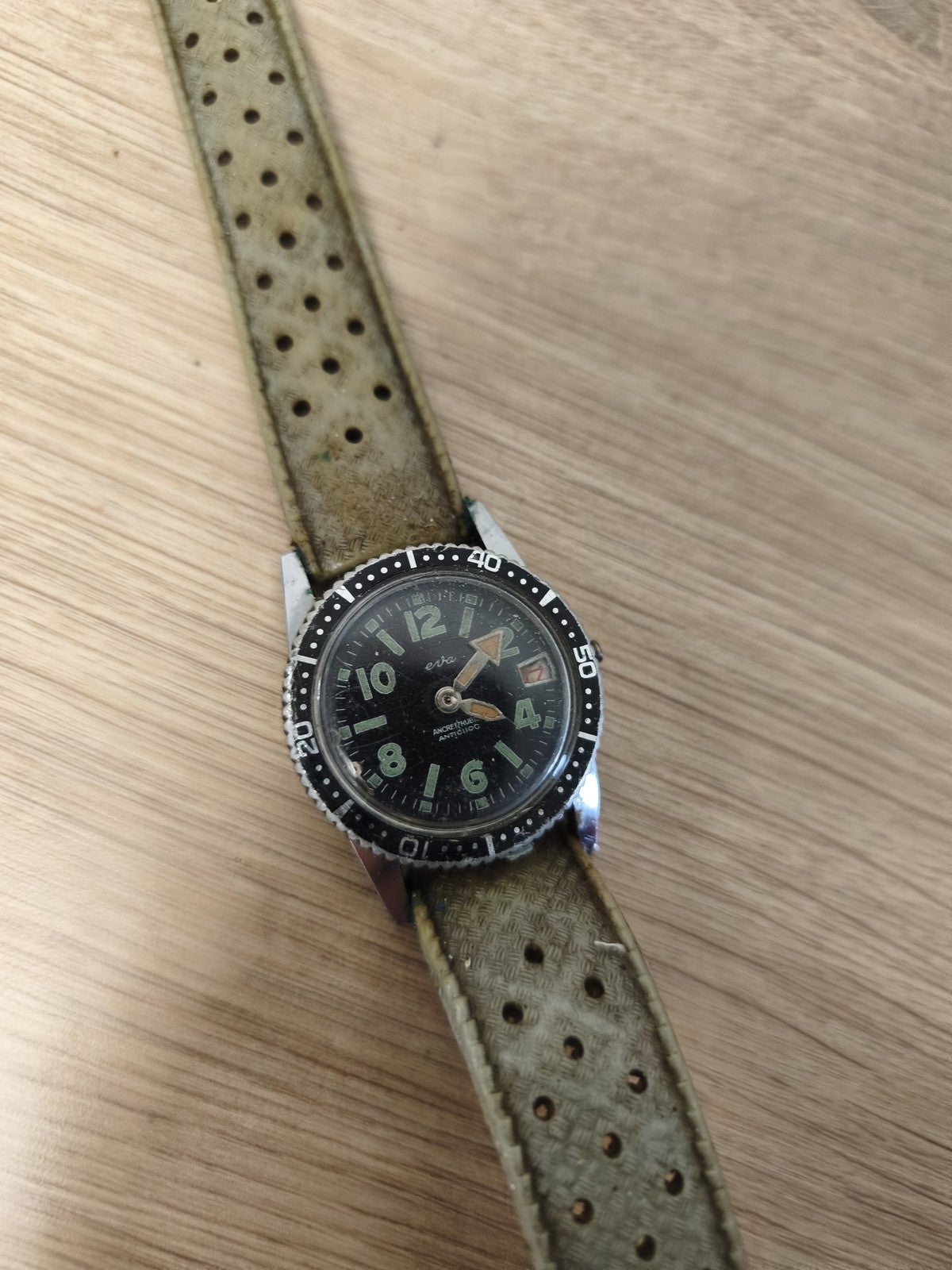 Montre mécanique EVA homme cadran noir chiffres verts bracelet perforé