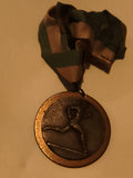 Médaille athlétisme coureur finition bronze ruban rayé sport course