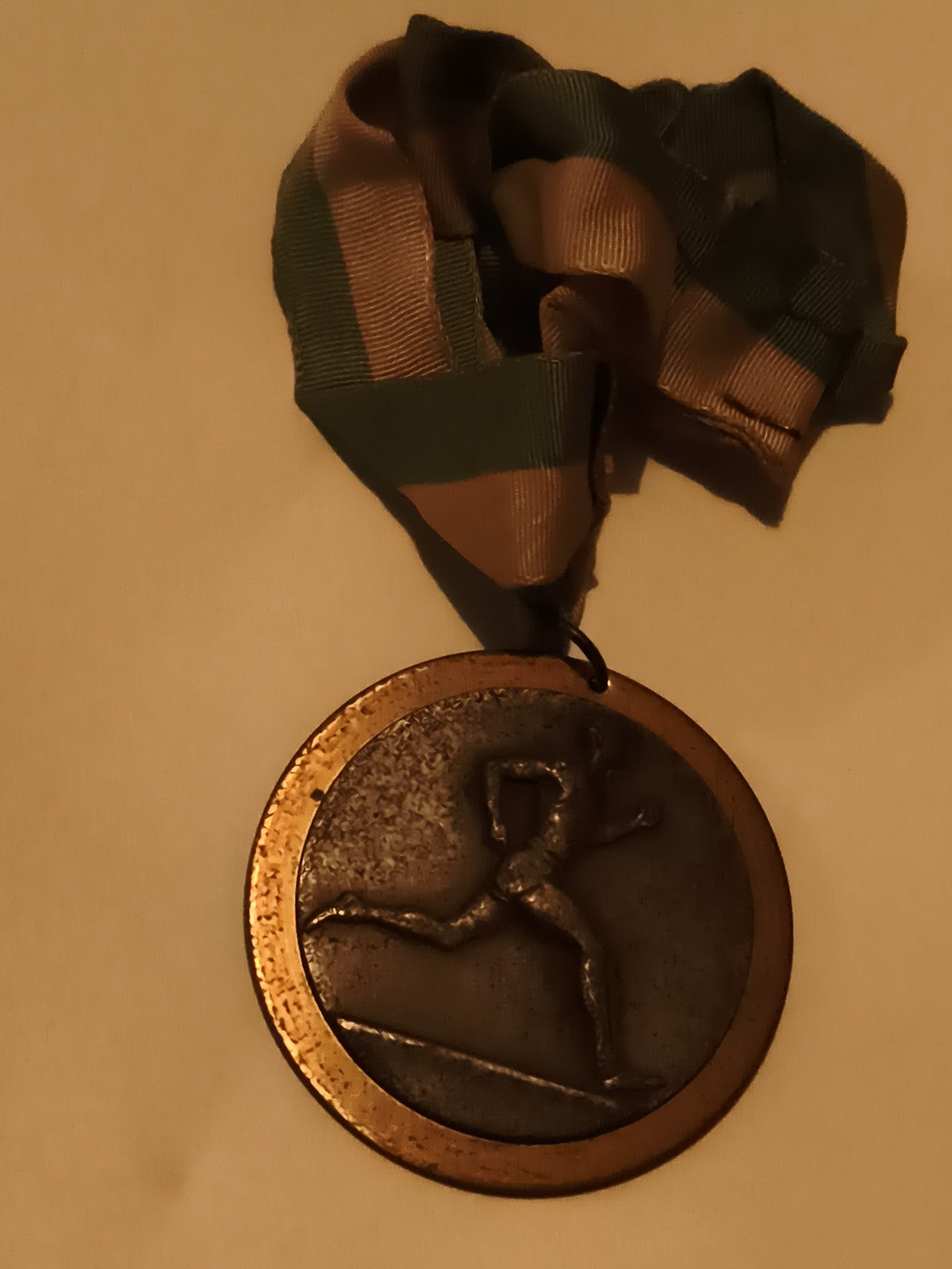 Médaille athlétisme coureur finition bronze ruban rayé sport course
