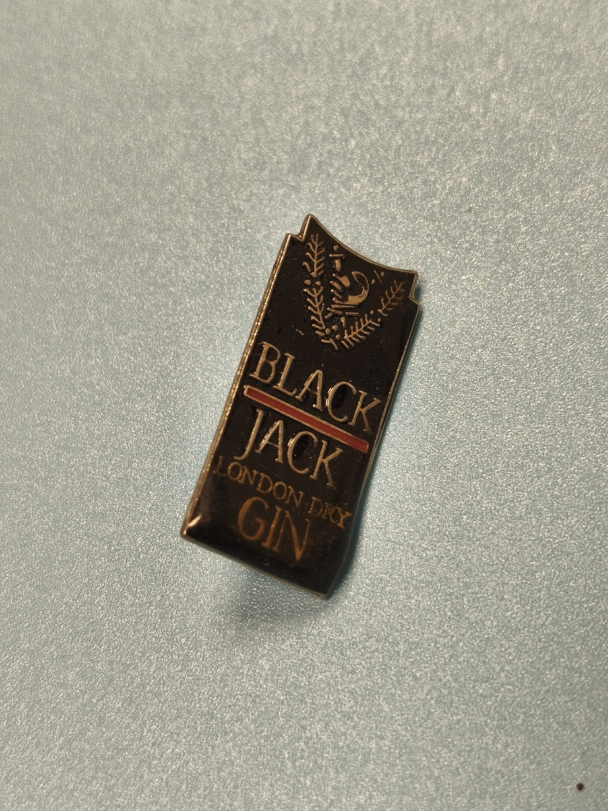 Vintage pin's Black Jack Gin ancien, émaillé, forme bouteille, collection bar