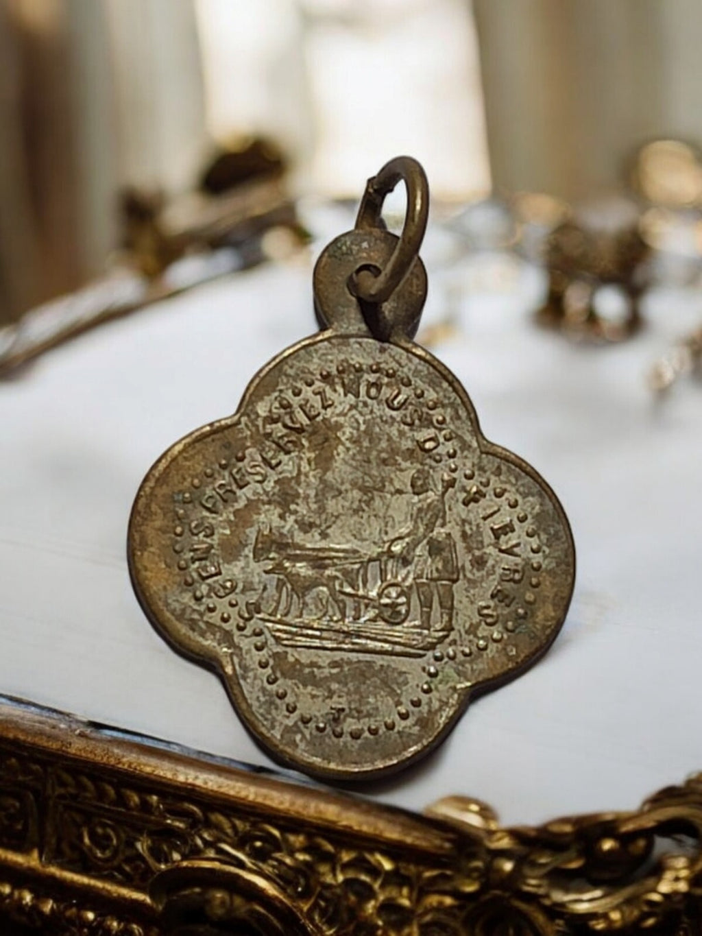 Médaille religieuse ancienne, forme trèfle, priez pour nous, aspect doré