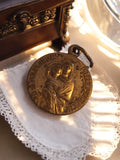 Médaille religieuse ancienne Vierge à l'Enfant dorée priez pour nous vintage