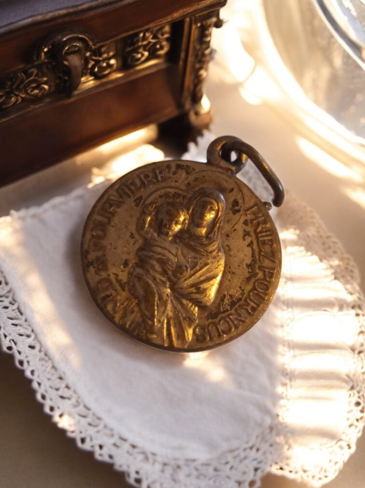 Médaille religieuse ancienne Vierge à l'Enfant dorée priez pour nous vintage