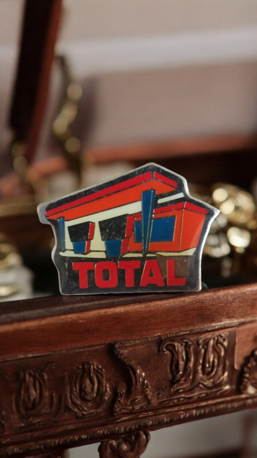 Pin's vintage station-service TOTAL émaillé rétro années 80 collector