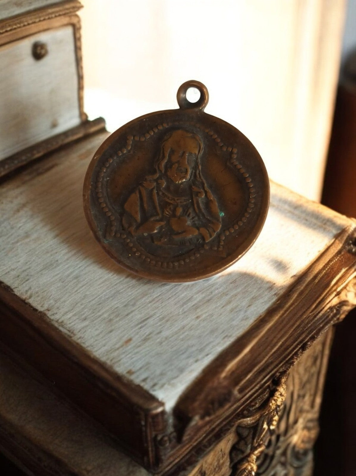 Pendentif religieux vintage métal, médaillon catholique ancien, Sacré-Cœur