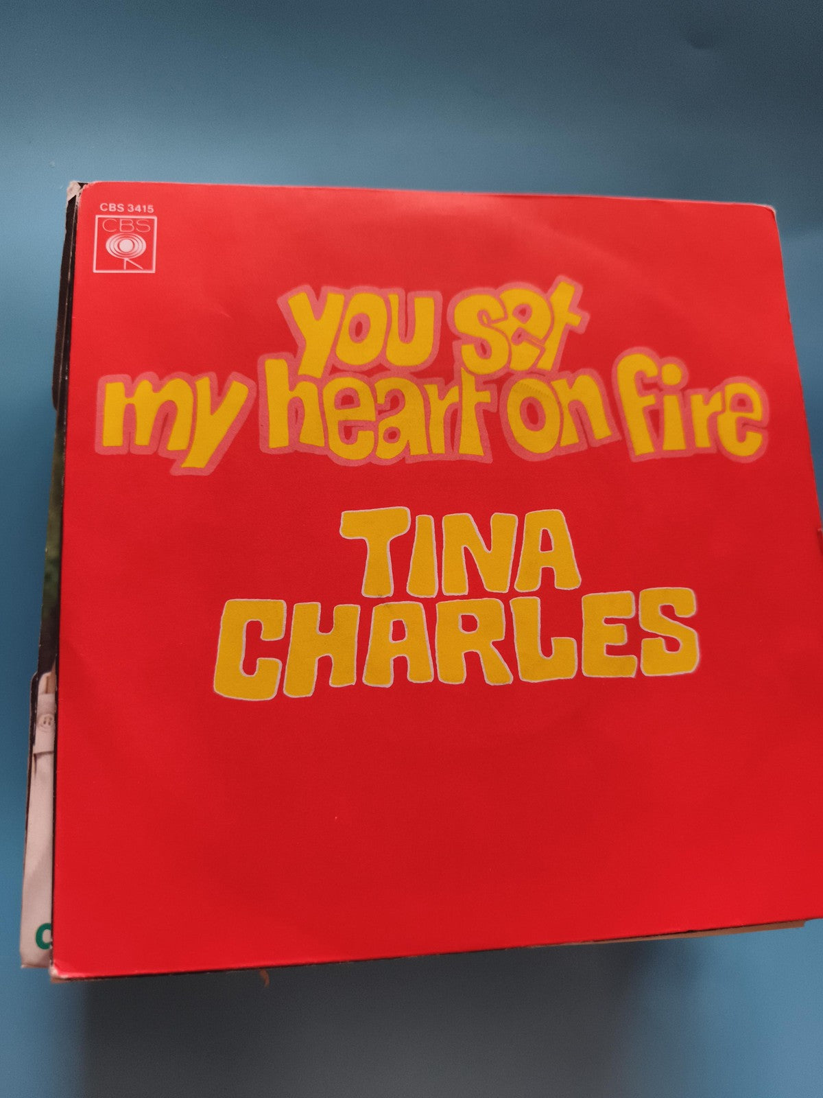 Vinyle 45 tours Tina Charles CBS 3415 pochette rouge you set my heart on fire