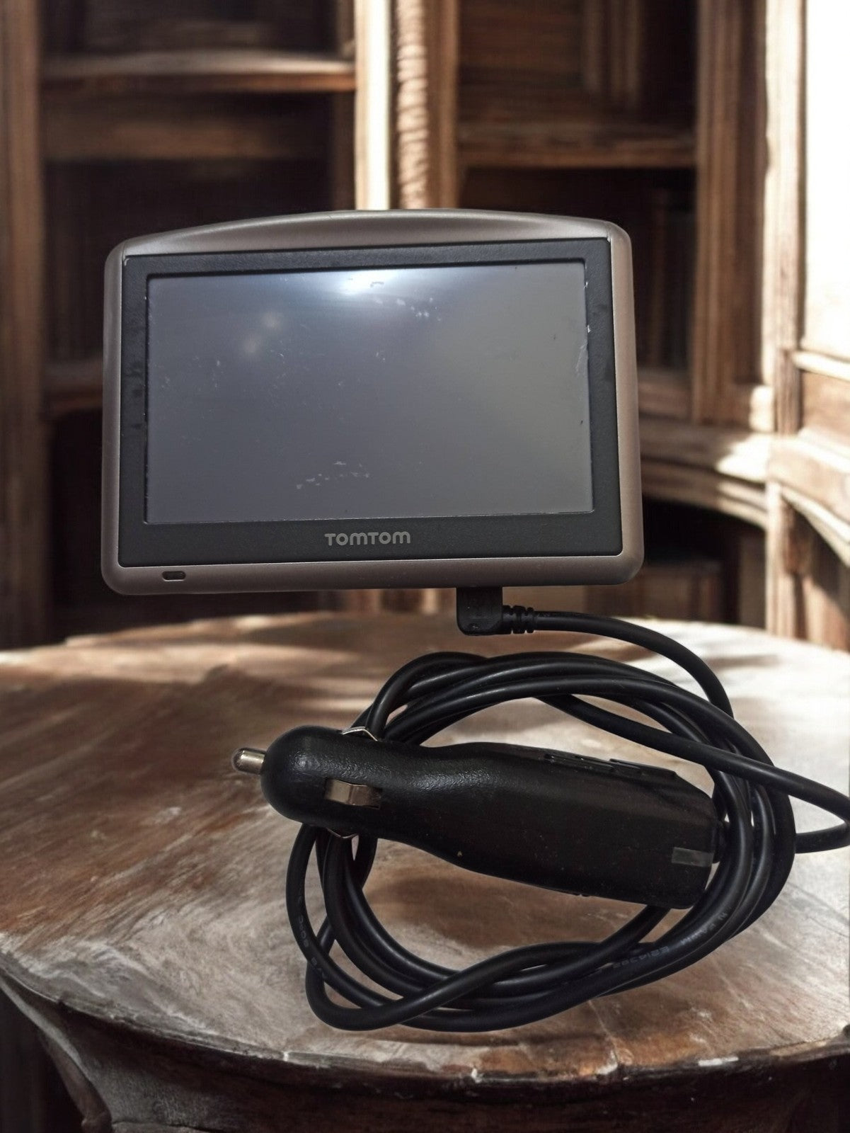 GPS TomTom ancien vintage avec chargeur voiture non testé pour pièces
