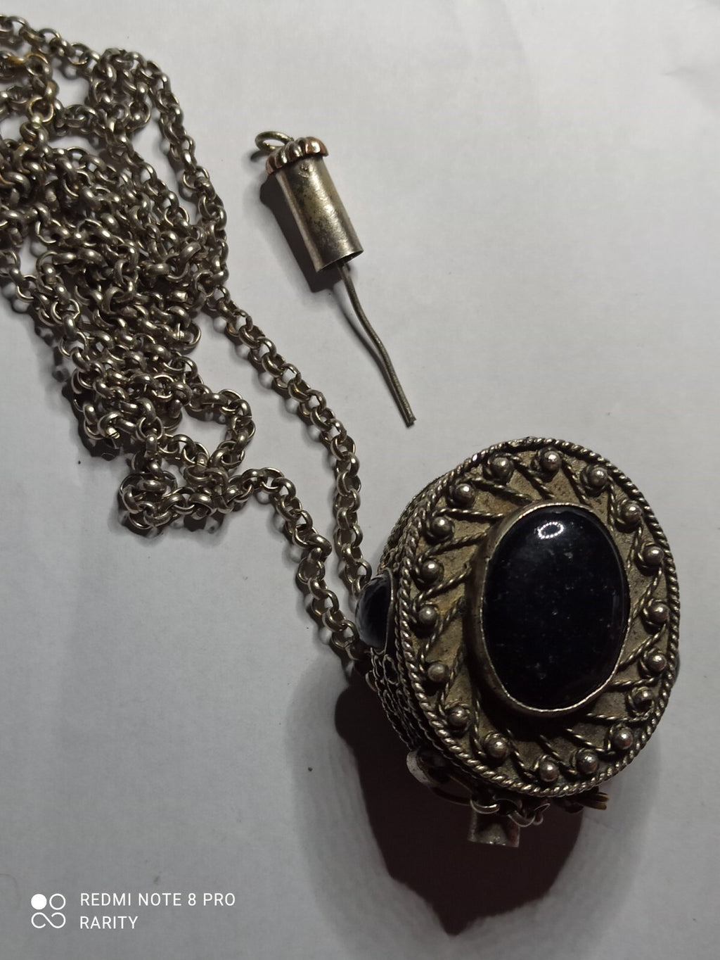 Collier flacon ancien pendentif médaillon noir style vintage parfum