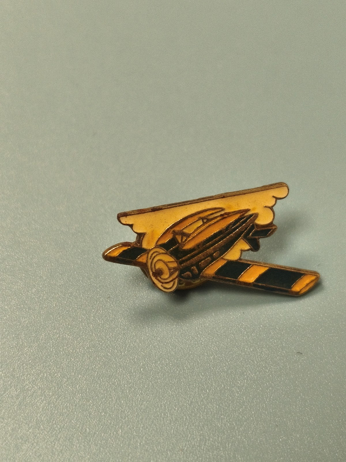 Vintage pin's aviation avion or jaune émaillé rétro collection (Ref 1)