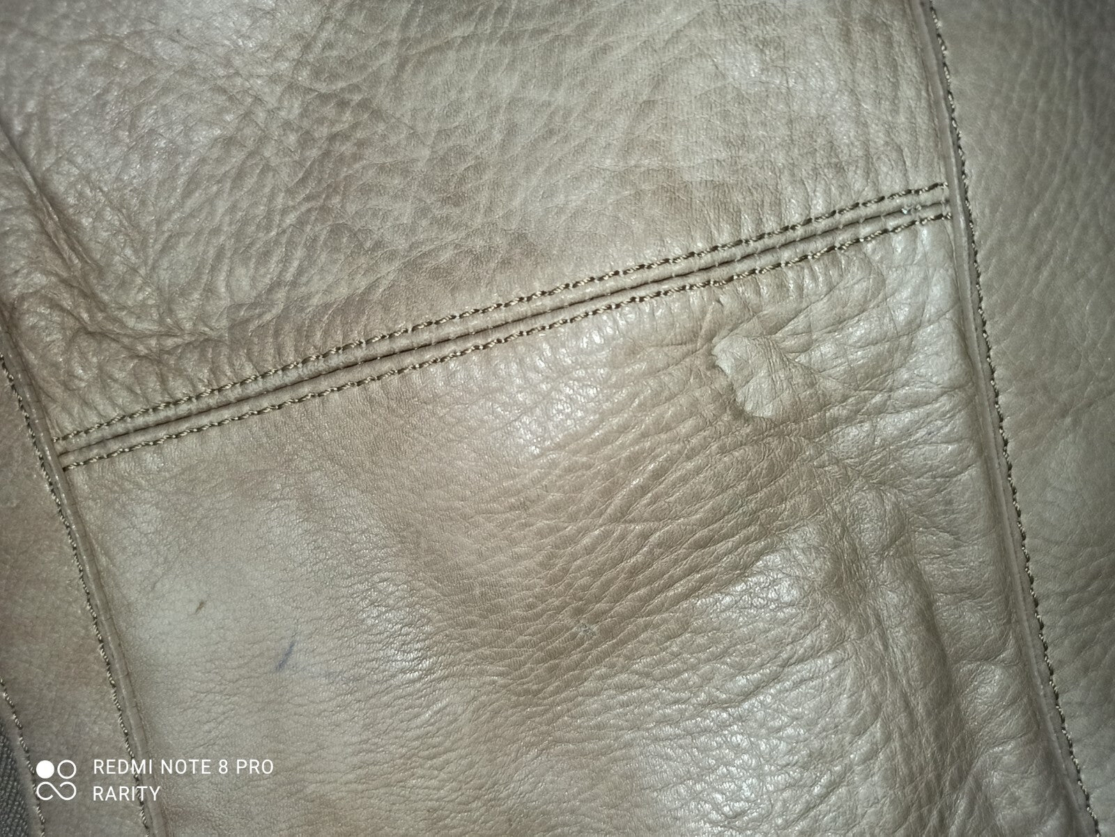 Sac à main gris cuir souple, anse épaule, fermeture zip, style chic