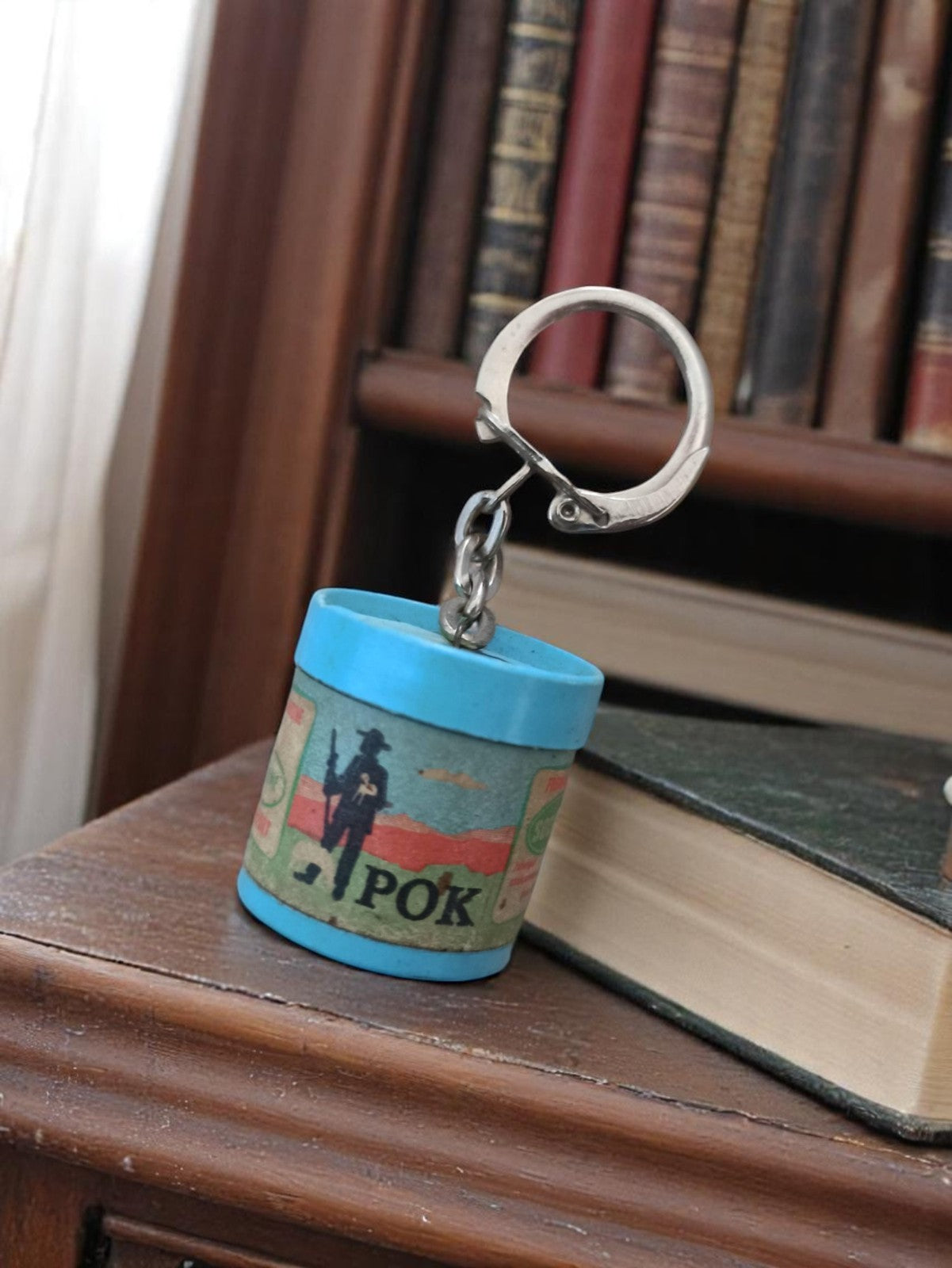 Porte-clés vintage POK métal et plastique bleu publicitaire ancien