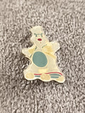 Pin's vintage ours patineur émaillé badge rétro dessin animé (Ref 6)