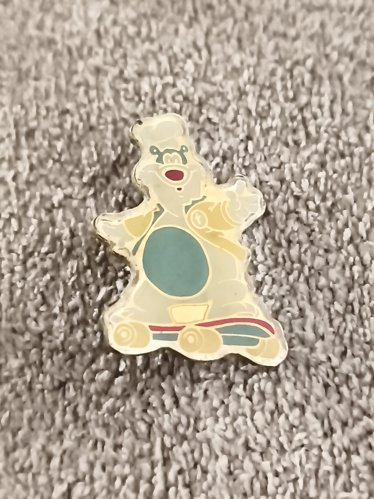 Pin's vintage ours patineur émaillé badge rétro dessin animé (Ref 6)