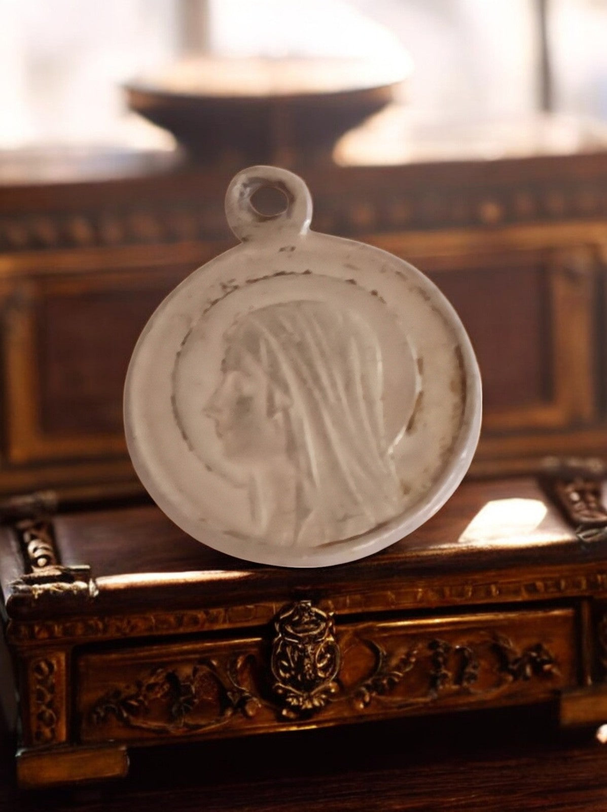 Médaille religieuse ancienne Vierge profil métal, pendentif catholique vintage