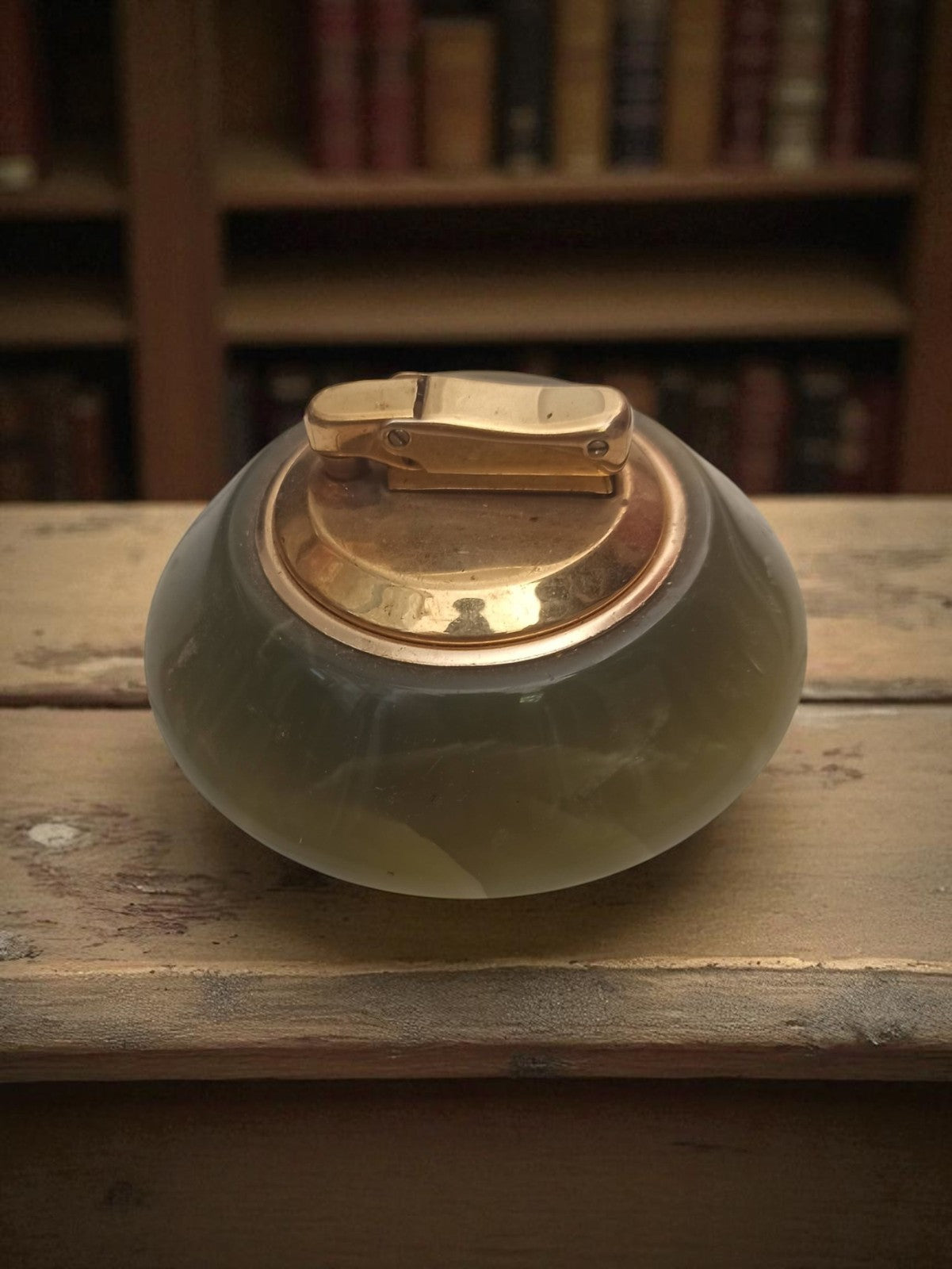 Briquet de table vintage ancien, onyx et laiton doré, déco rétro fumeur