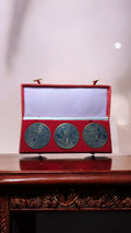 Lot 3 médailles chinoises divinités célestes coffret rouge décor gravé