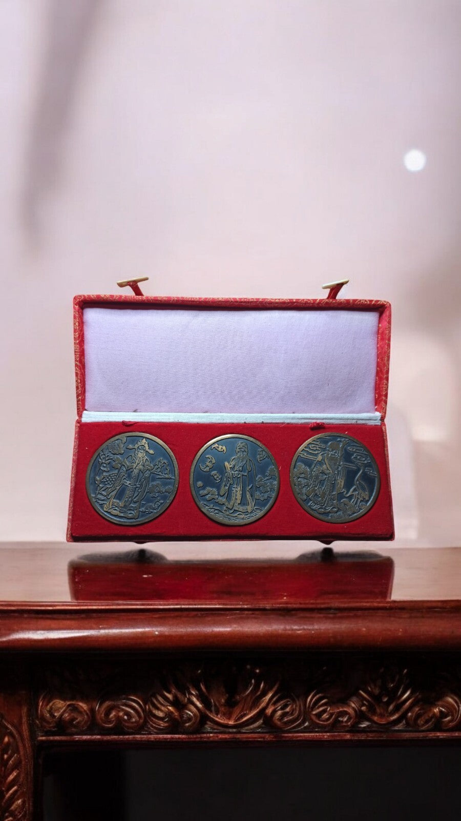 Lot 3 médailles chinoises divinités célestes coffret rouge décor gravé