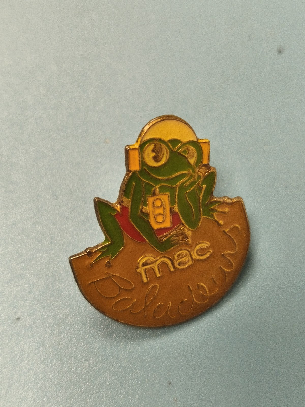 Vintage pin's FNAC grenouille baladeur émaillé collection années 90 rare