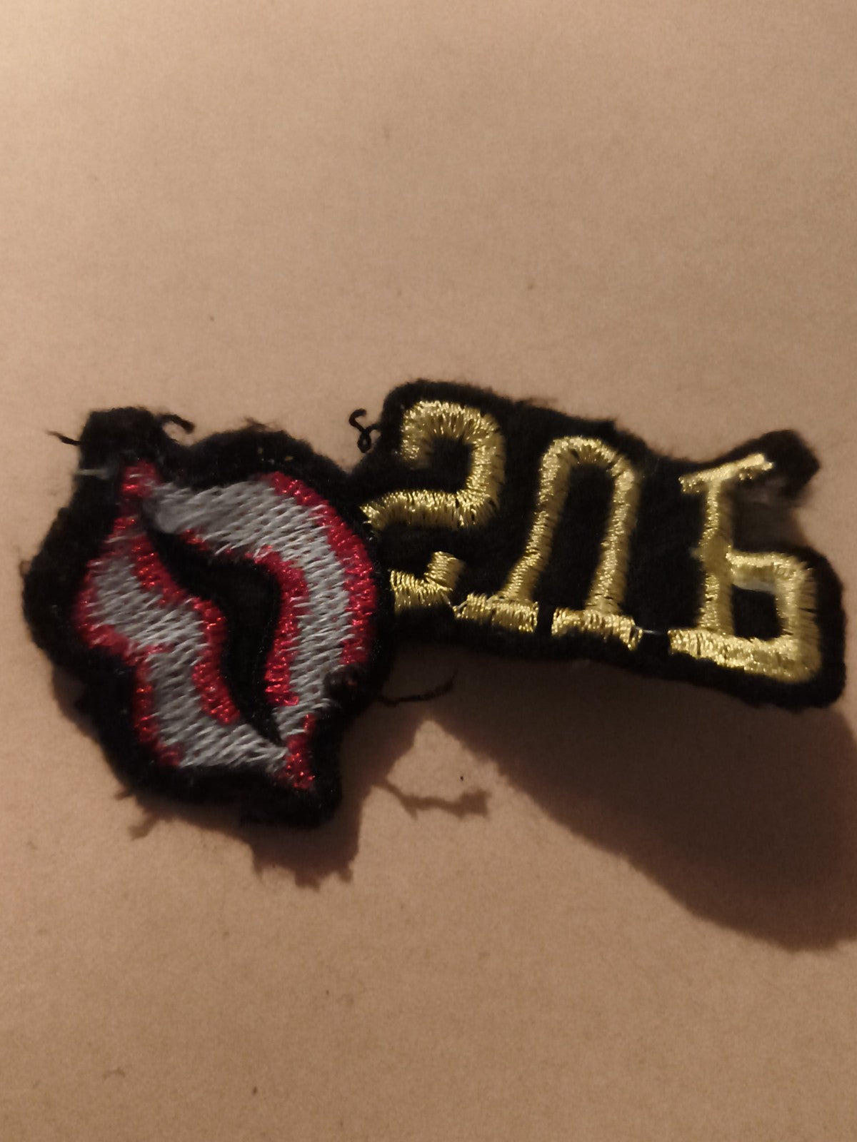Écusson brodé ancien 2D6 motif rouge doré patch vintage badge textile