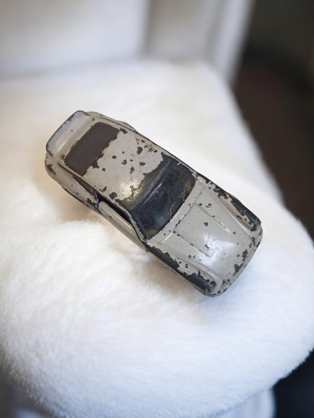 Véhicule miniature ancien vintage gris, voiture rétro métal, jouet d’occasion