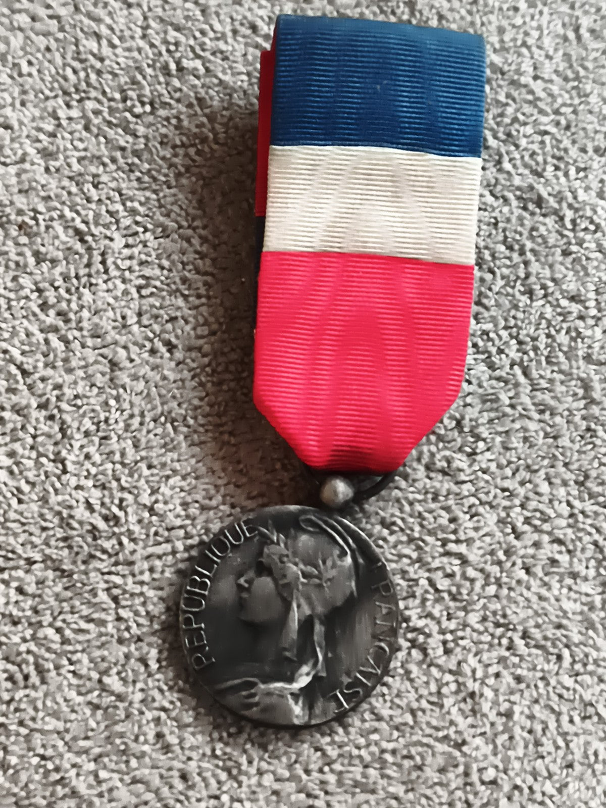 Médaille d'honneur du travail ancienne République Française ruban tricolore