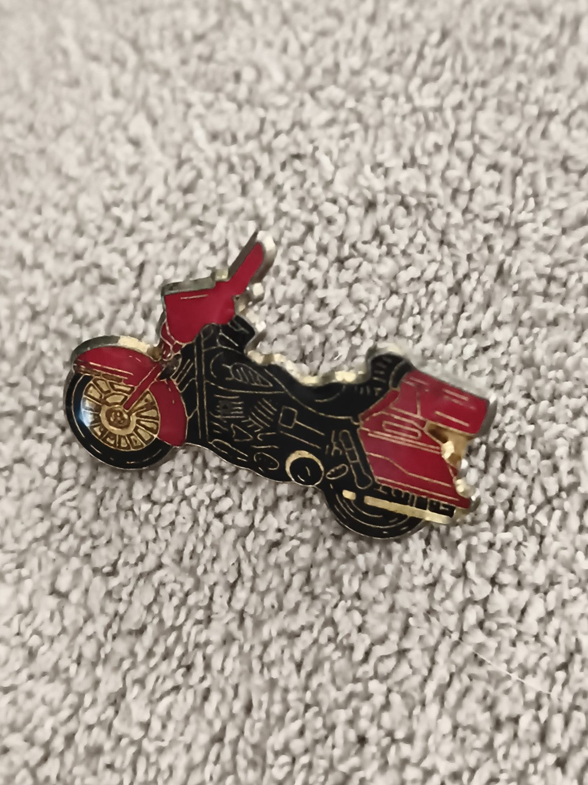Pin's vintage moto rouge noir doré émaillé, badge ancien motard (Ref 4)