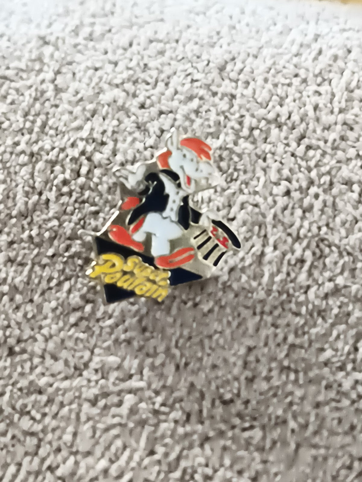 Pin's vintage Super Poulain cheval mascotte émaillé années 90 badge rétro (Ref 9