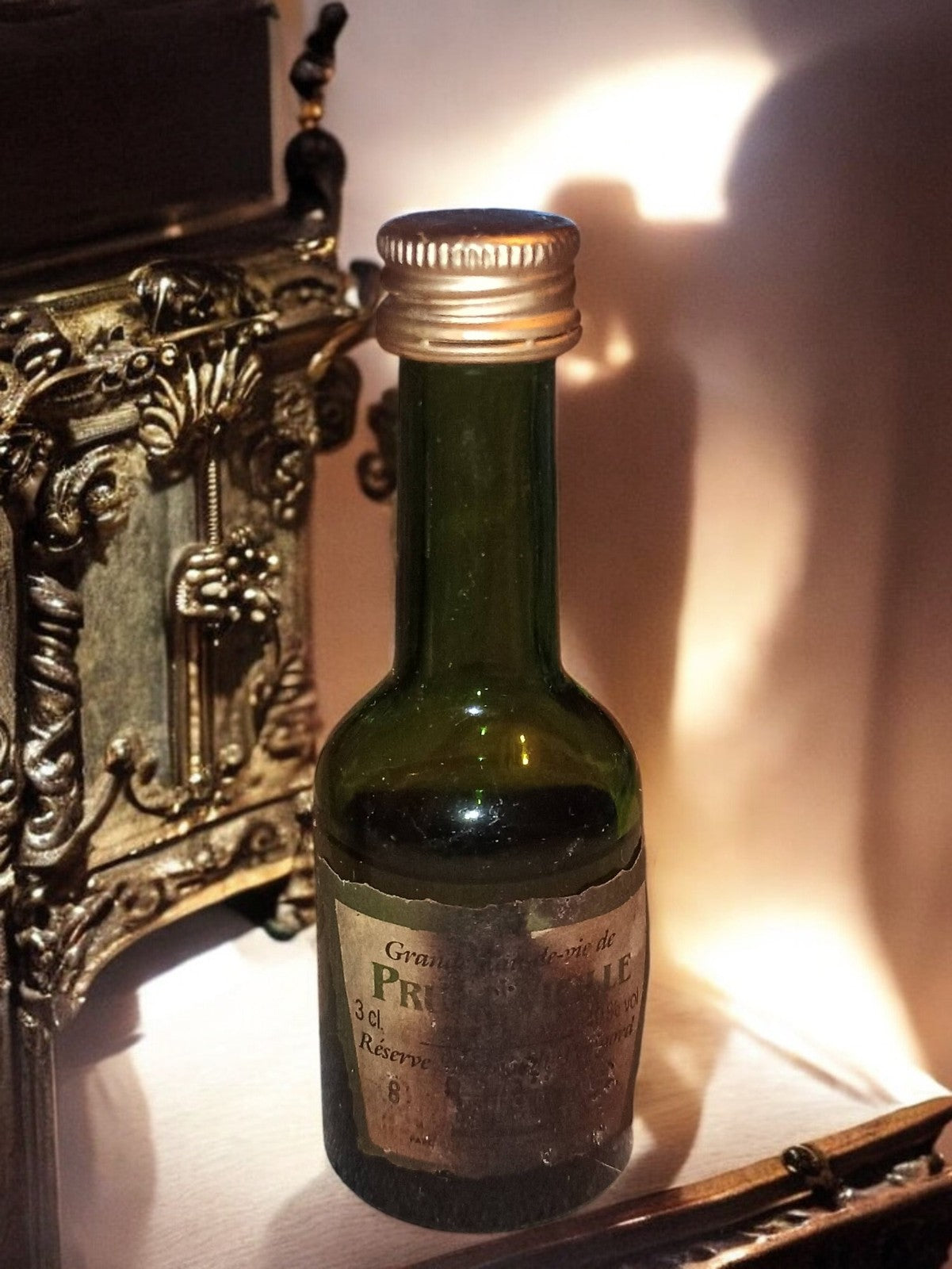 Mignonette alcool vintage bouteille verte à capsule dorée ancienne à identifier