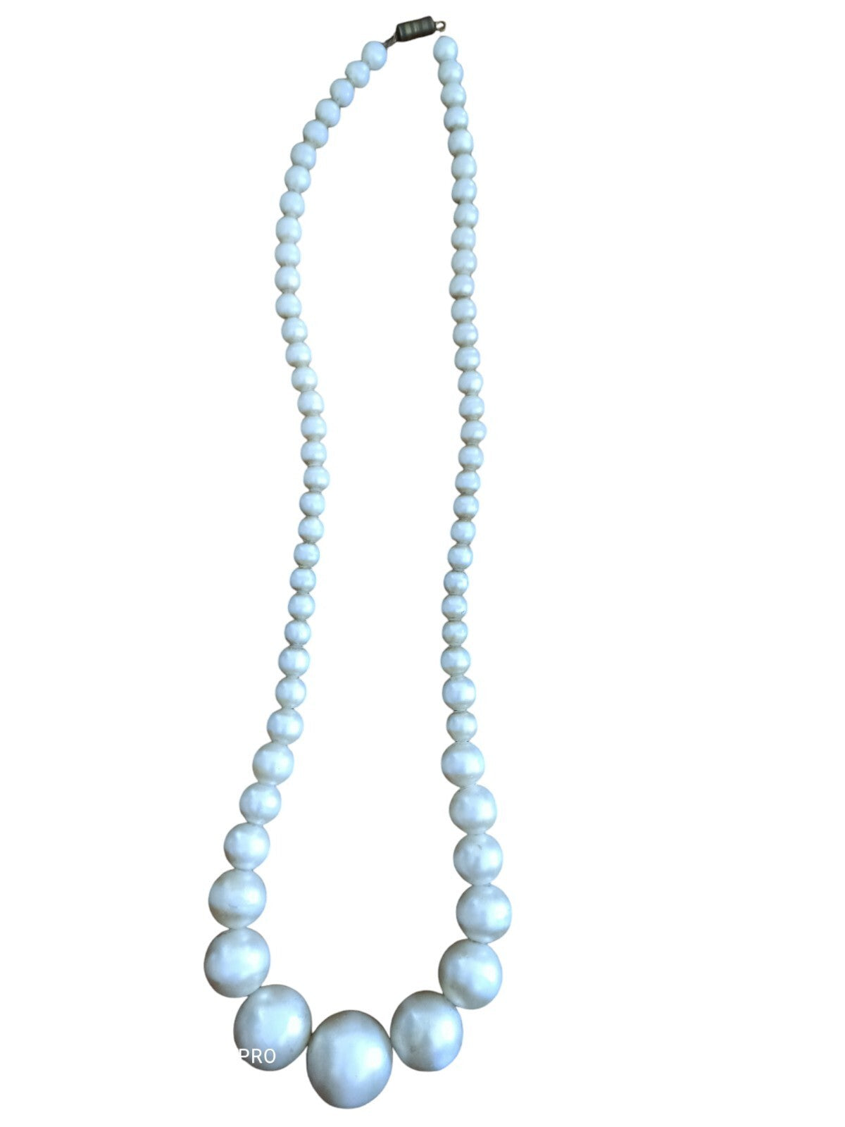 Collier vintage perles fantaisie blanches, style rétro élégant, fermoir métal