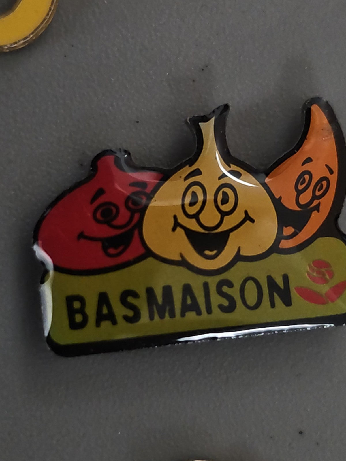 Pin's ancien Basmaison rétro, badge de collection vintage, objet publicitaire ra