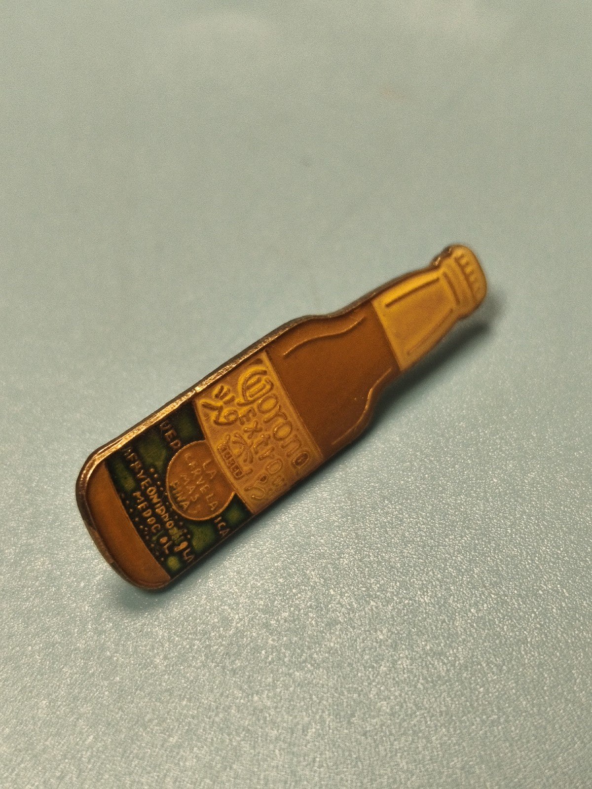 Vintage pin's alcool bouteille bière dorée collection publicitaire rare