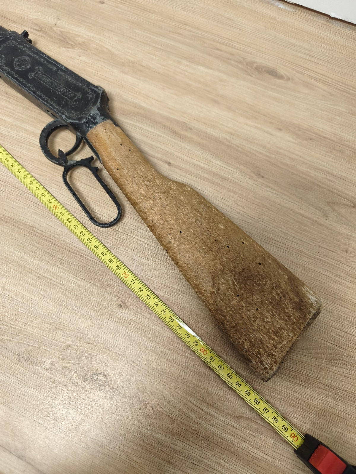 Ancien jouet carabine à plomb Winchester vintage, bois et métal, collection déco