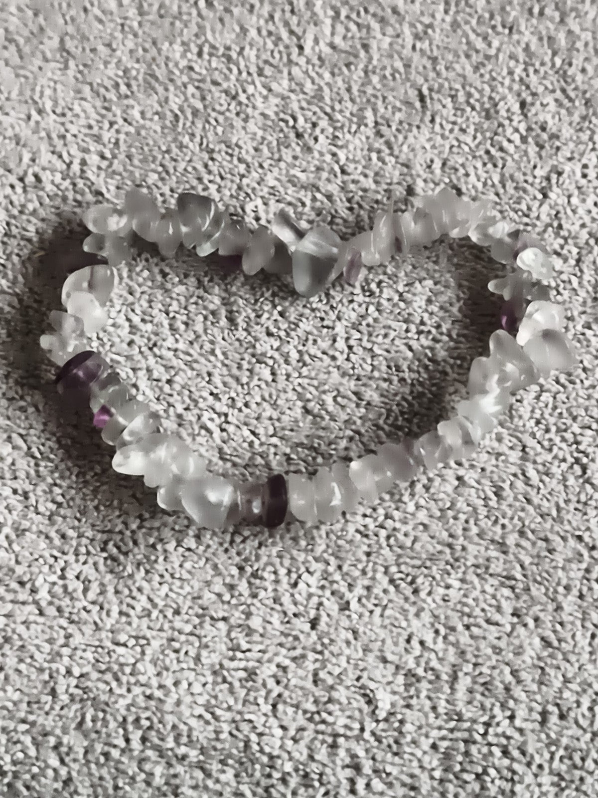 Bracelet pierres naturelles éclats translucides blanc violet, bijou fantaisie