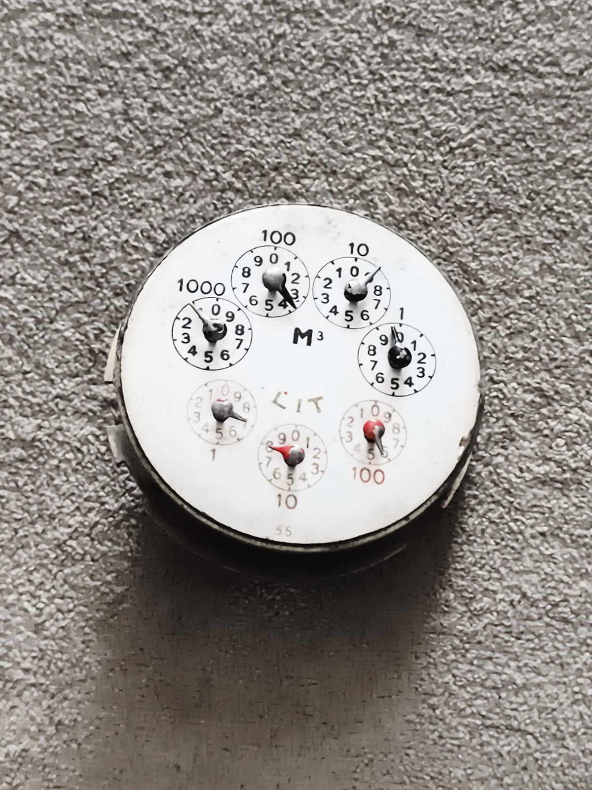 Ancien compteur industriel cadran litres m³ vintage, manomètre mécanique rétro