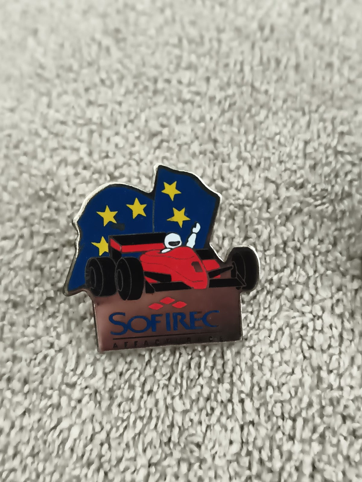 Pin's vintage Formule 1 SOFIREC drapeau Europe émaillé course auto (Ref 2)